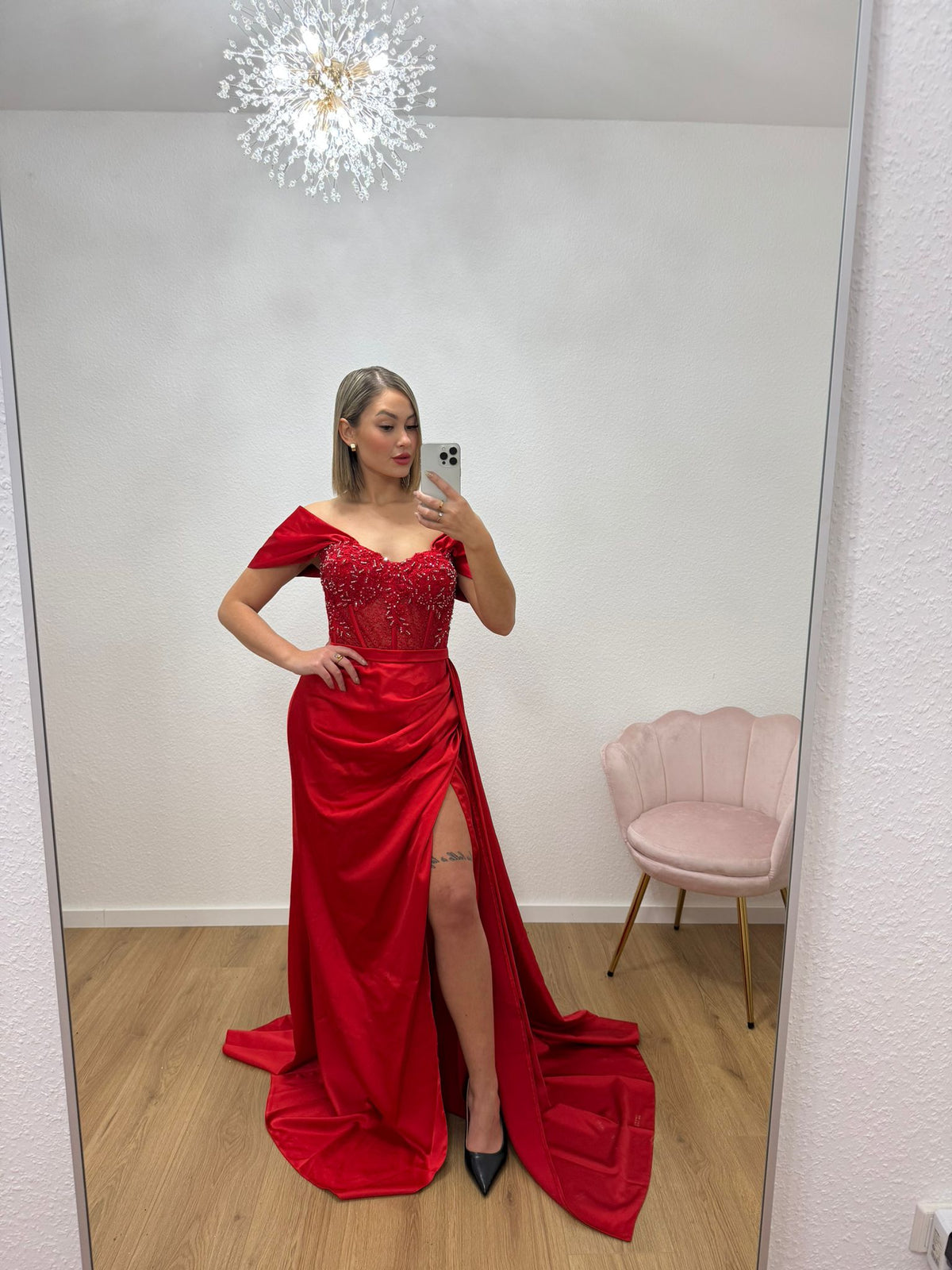 Perlen-Korsagenkleid in Rot