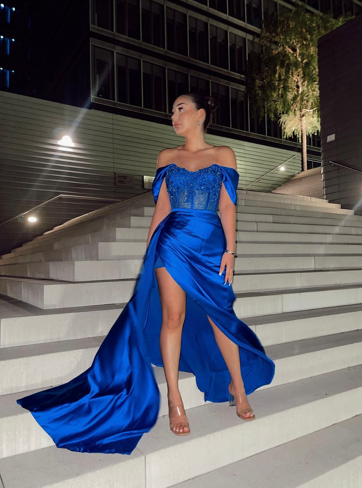 Perlen-Korsagenkleid in Königsblau