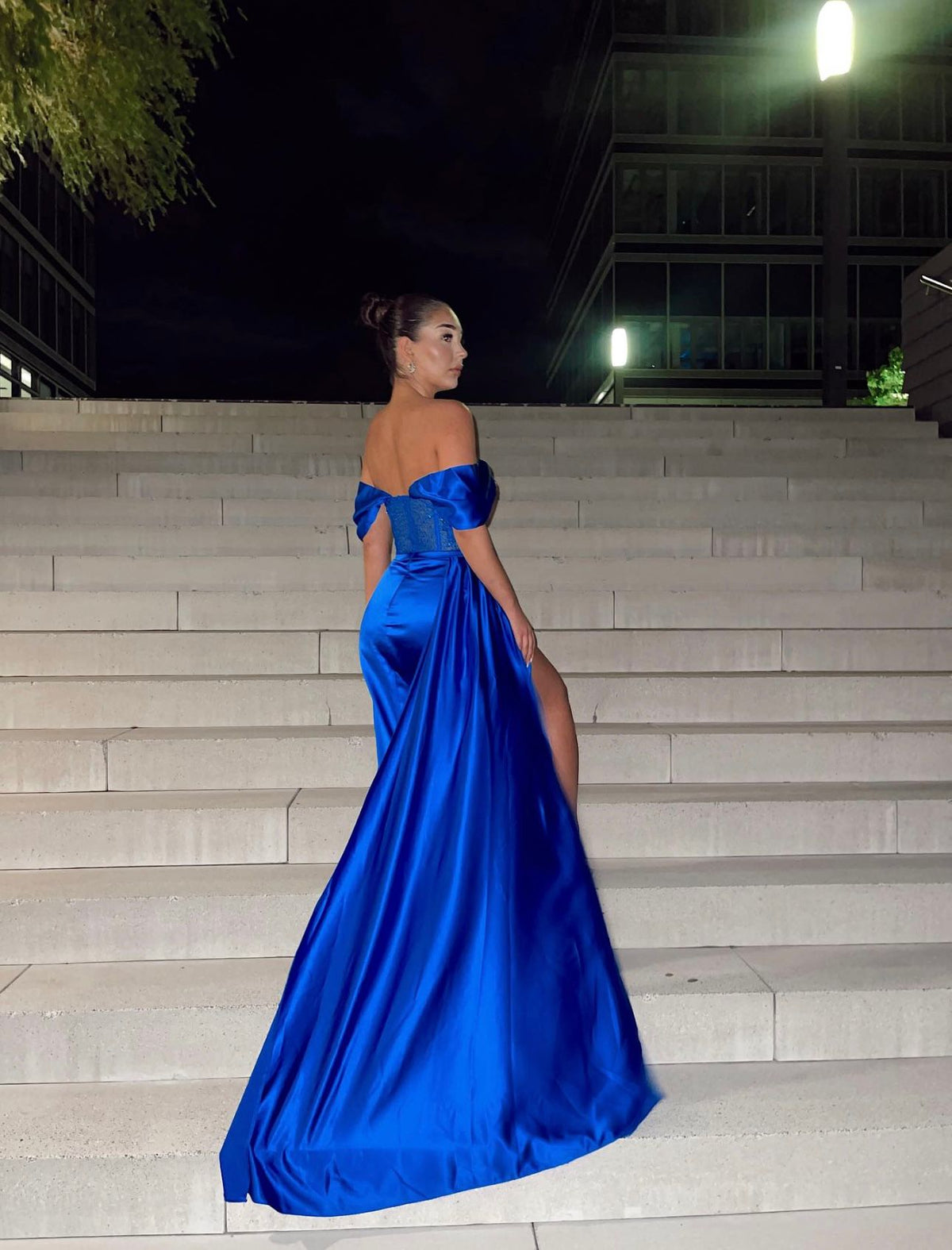 Perlen-Korsagenkleid in Königsblau