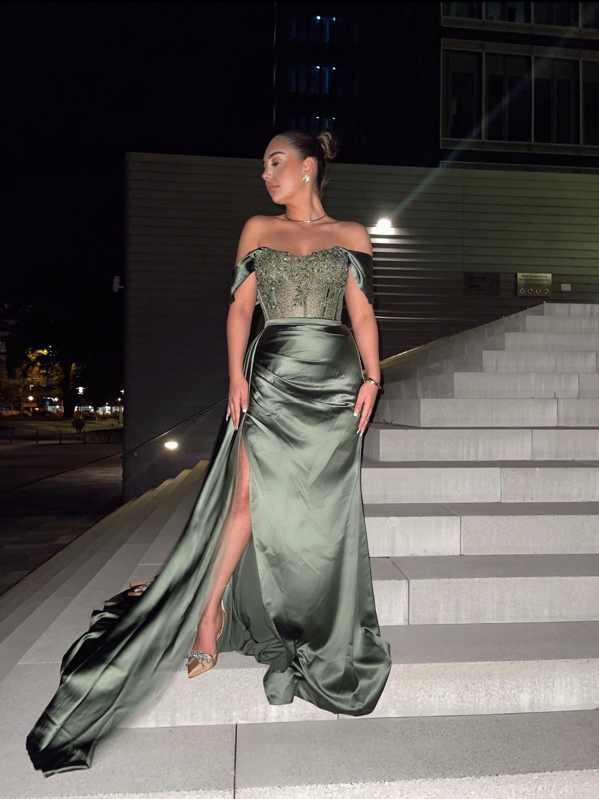 Perlen-Korsagenkleid in Khaki
