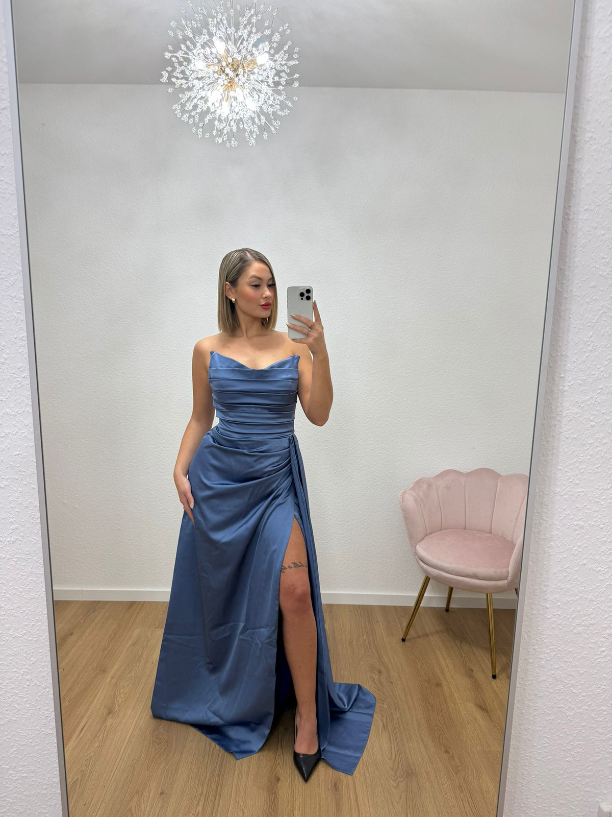 Satinkleid mit Wasserfallausschnitt in Hellblau