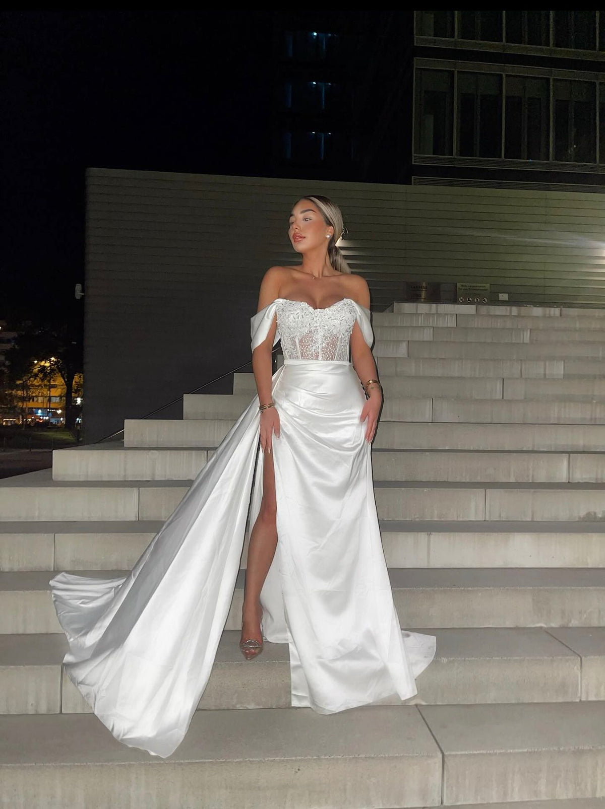 Perlen-Korsagenkleid in Weiß – Ansicht 3