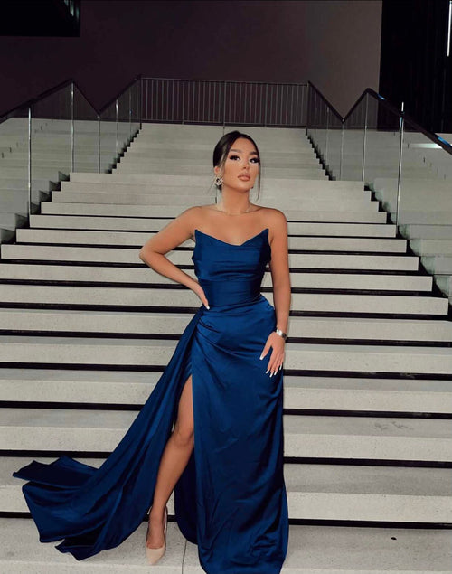 Bandeau-Satinkleid in Marineblau
