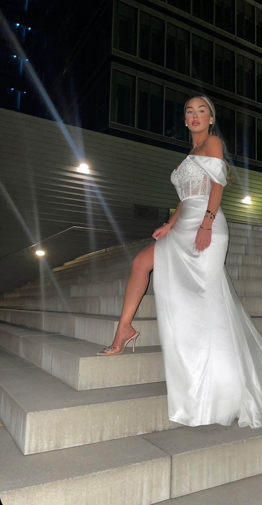 Perlen-Korsagenkleid in Weiß – Ansicht 4