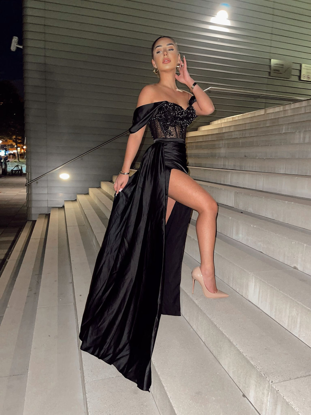 Perlen-Korsagenkleid in Schwarz