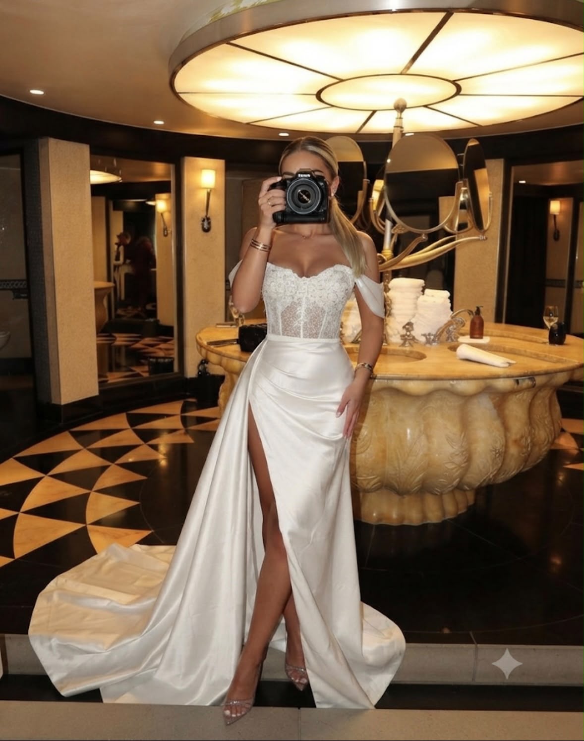 Perlen-Korsagenkleid in Weiß