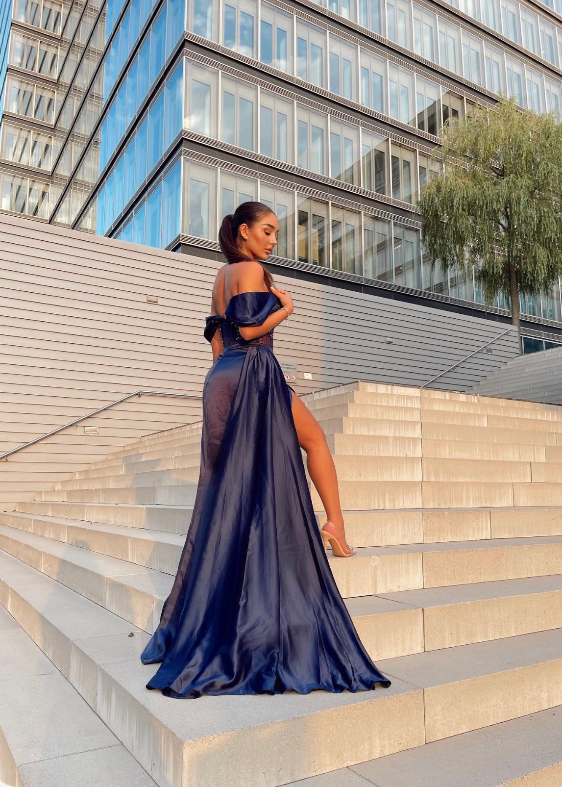 Perlen-Korsagenkleid in Nachtblau – Ansicht 4