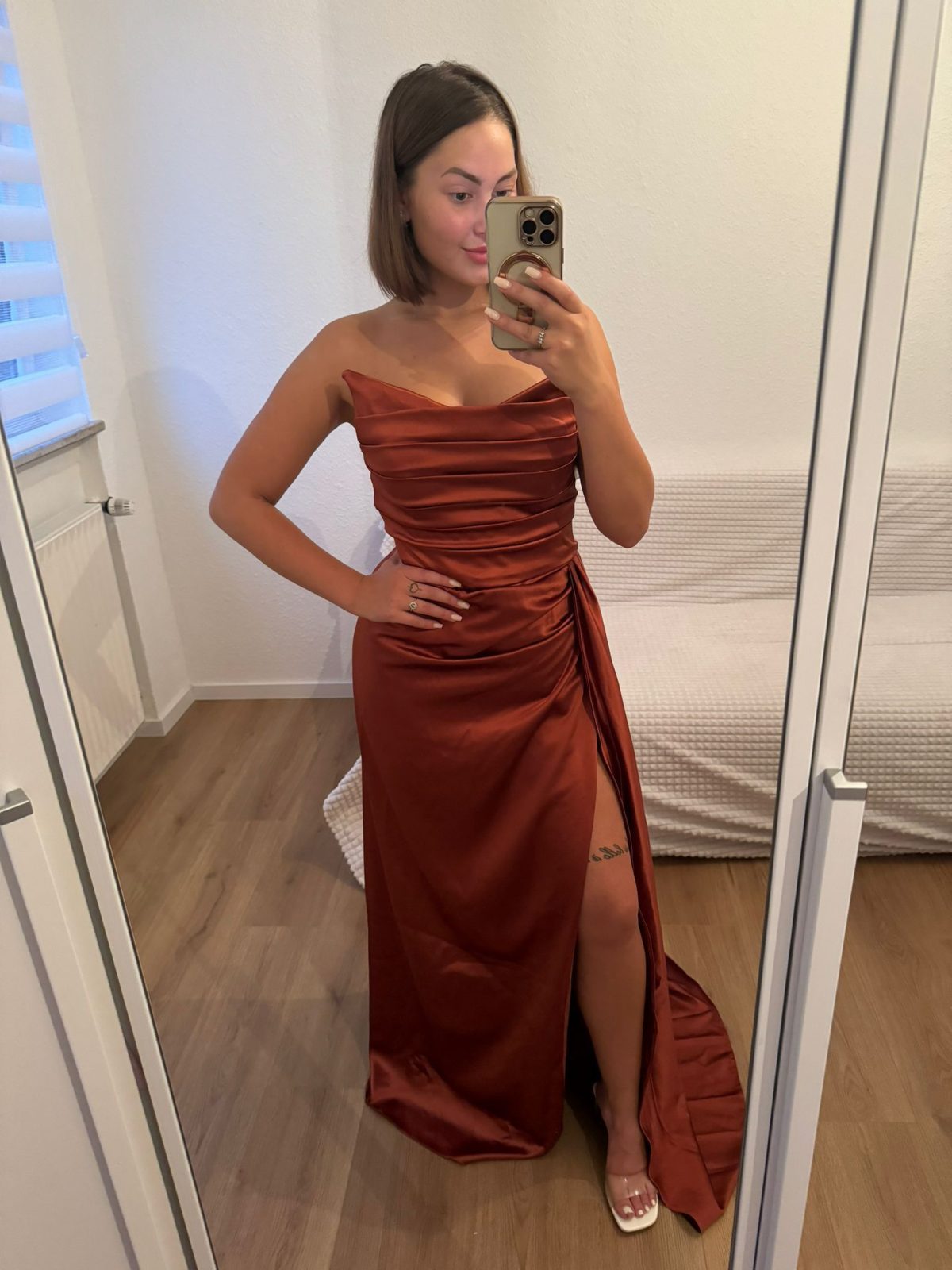 Satin Kleid in braun – Bild 4